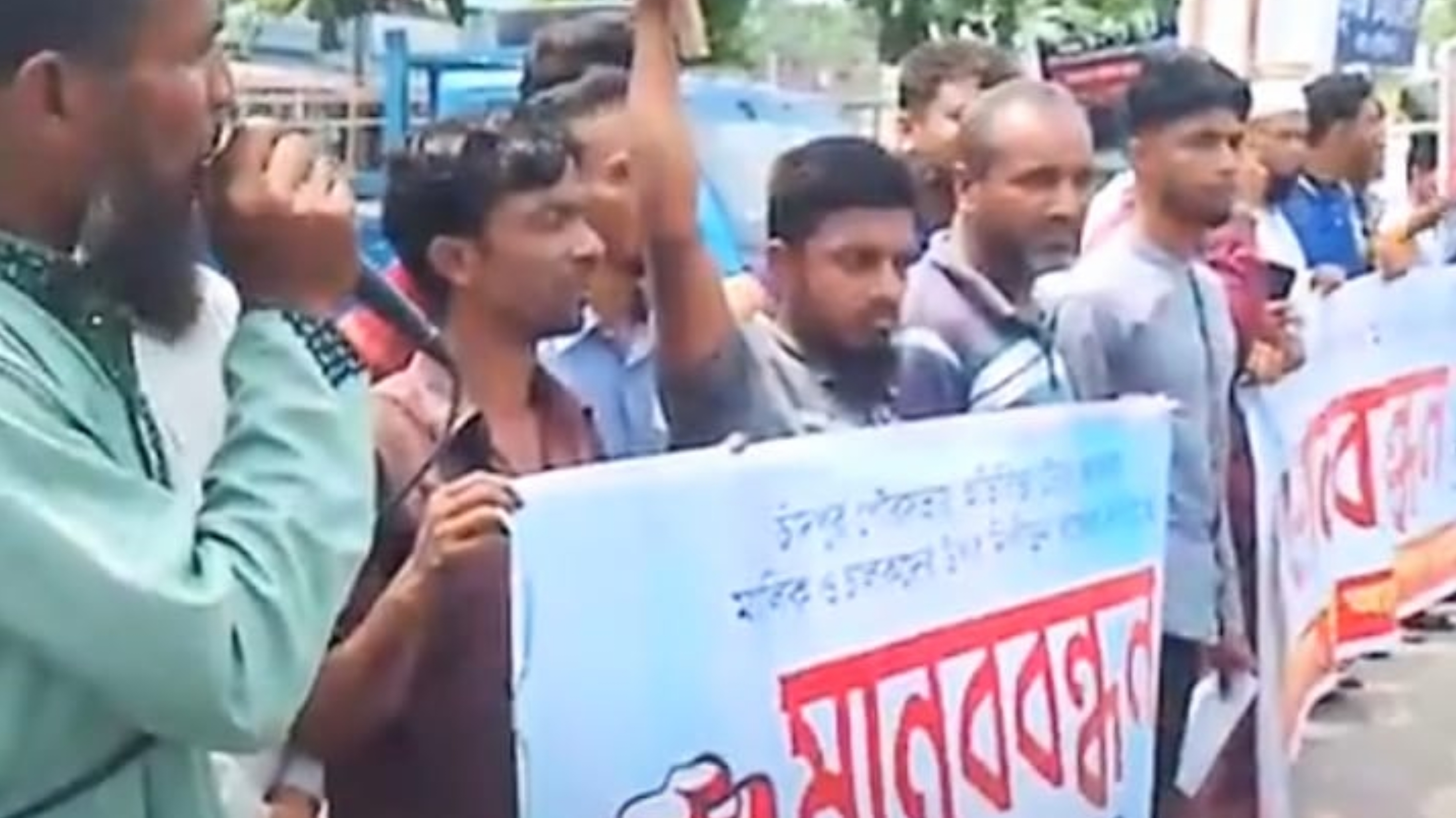 চাঁদপুর পৌরসভার অতিরিক্ত টোল আদায় বন্ধের দাবিতে মিনি ট্রাক, পিকআপ মালিক- ড্রাইভারদের মানববন্ধন