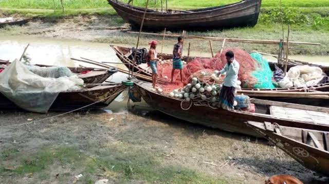 দু মাসের অভয়াশ্রম শেষ : মাছ ধরতে নদীতে এখন জেলেরা