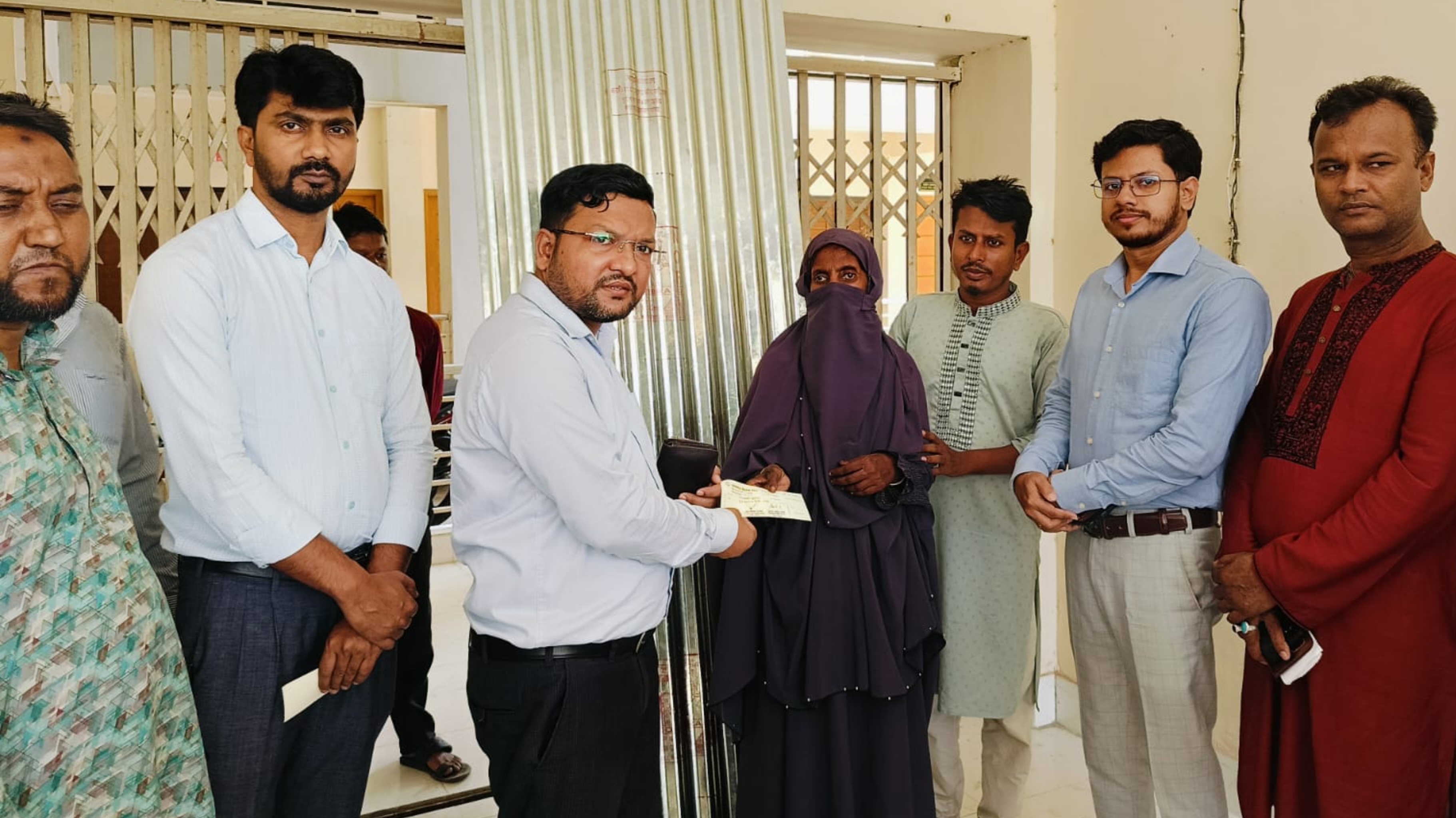 কচুয়ায় অগ্নিকাণ্ডে ও প্রাকৃতিক দুর্যোগে ক্ষতিগ্রস্ত পরিবারের মাঝে সহায়তা প্রদান