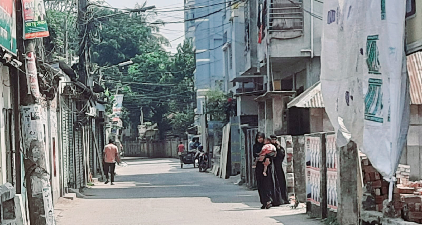 চাঁদপুর শহরে বাসা-বাড়ি নির্মাণে রাস্তা দখল আর দেখতে চায় না শহরবাসী