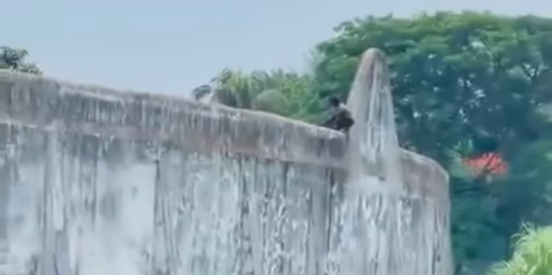 কারাগারের দেয়াল টপকে হাজতির পালানোর চেষ্টা, ভিডিও ভাইরাল