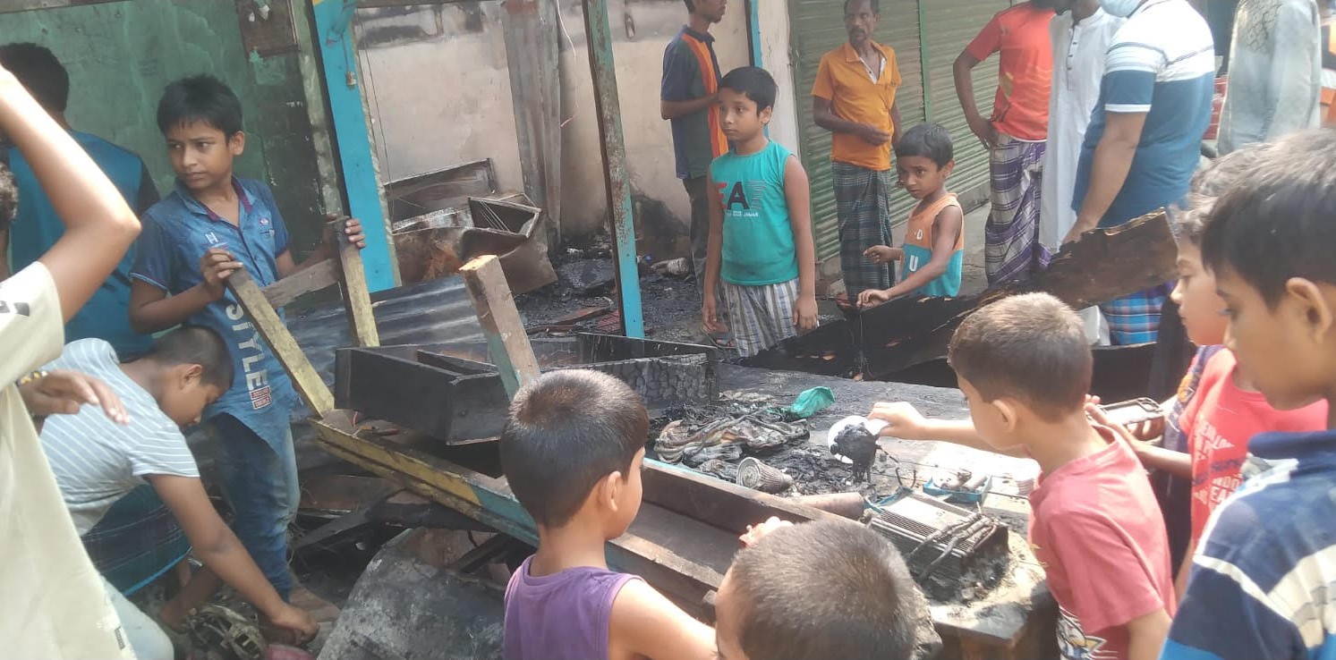 ফরিদগঞ্জে ভয়াবহ অগ্নিকাণ্ডে পুড়লো তিন দোকান ক্ষয়ক্ষতি প্রায় ১৫ লাখ টাকা