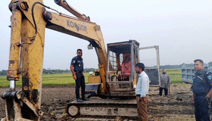 শাহরাস্তিতে কৃষি জমির টপ সয়েল বিক্রির দায়ে ব্যবসায়ীর অর্থদণ্ড