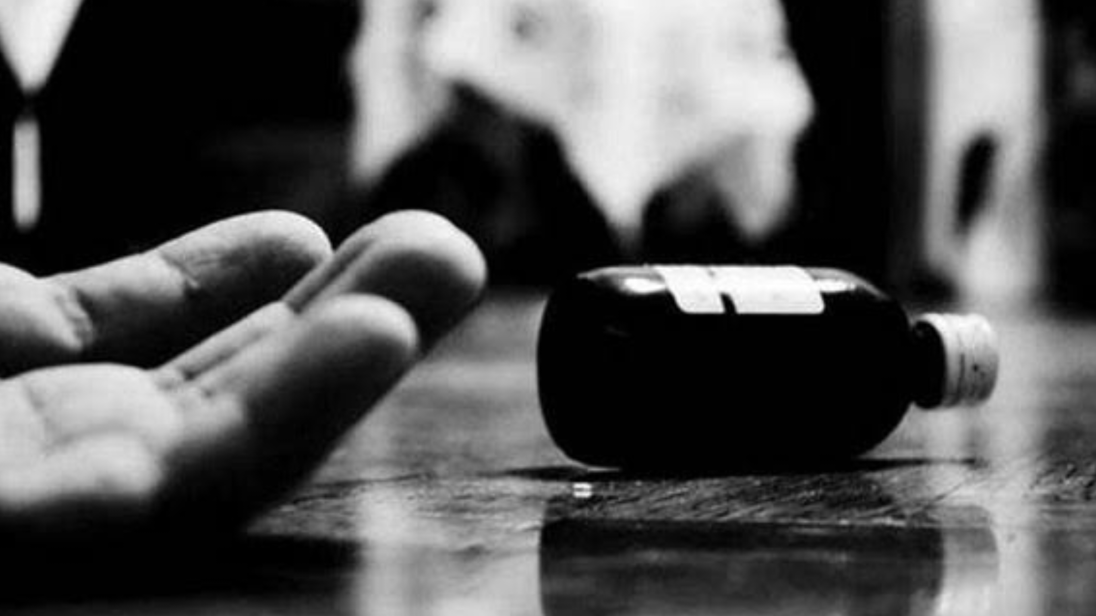 বিষপানে এক নারীর আত্মহত্যা