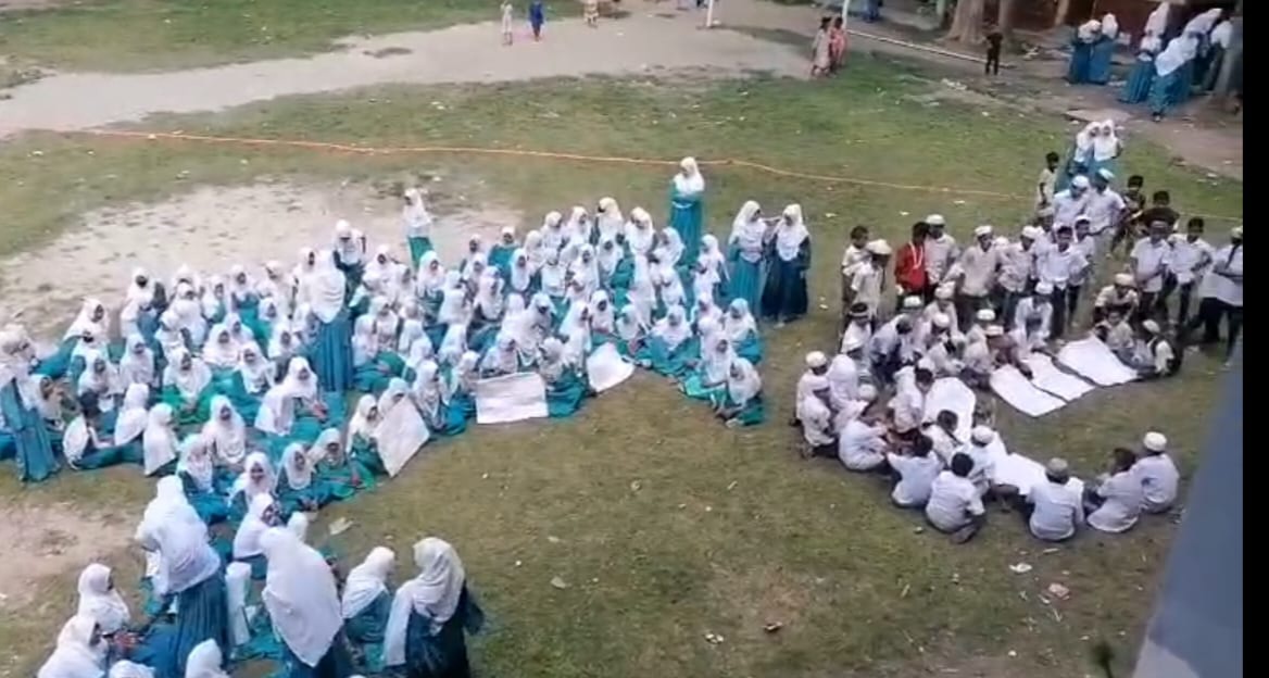 শাহরাস্তিতে ইসলামবিদ্বেষী প্রধান শিক্ষক প্রত্যাহারের দাবিতে শিক্ষার্থীদের বিক্ষোভ