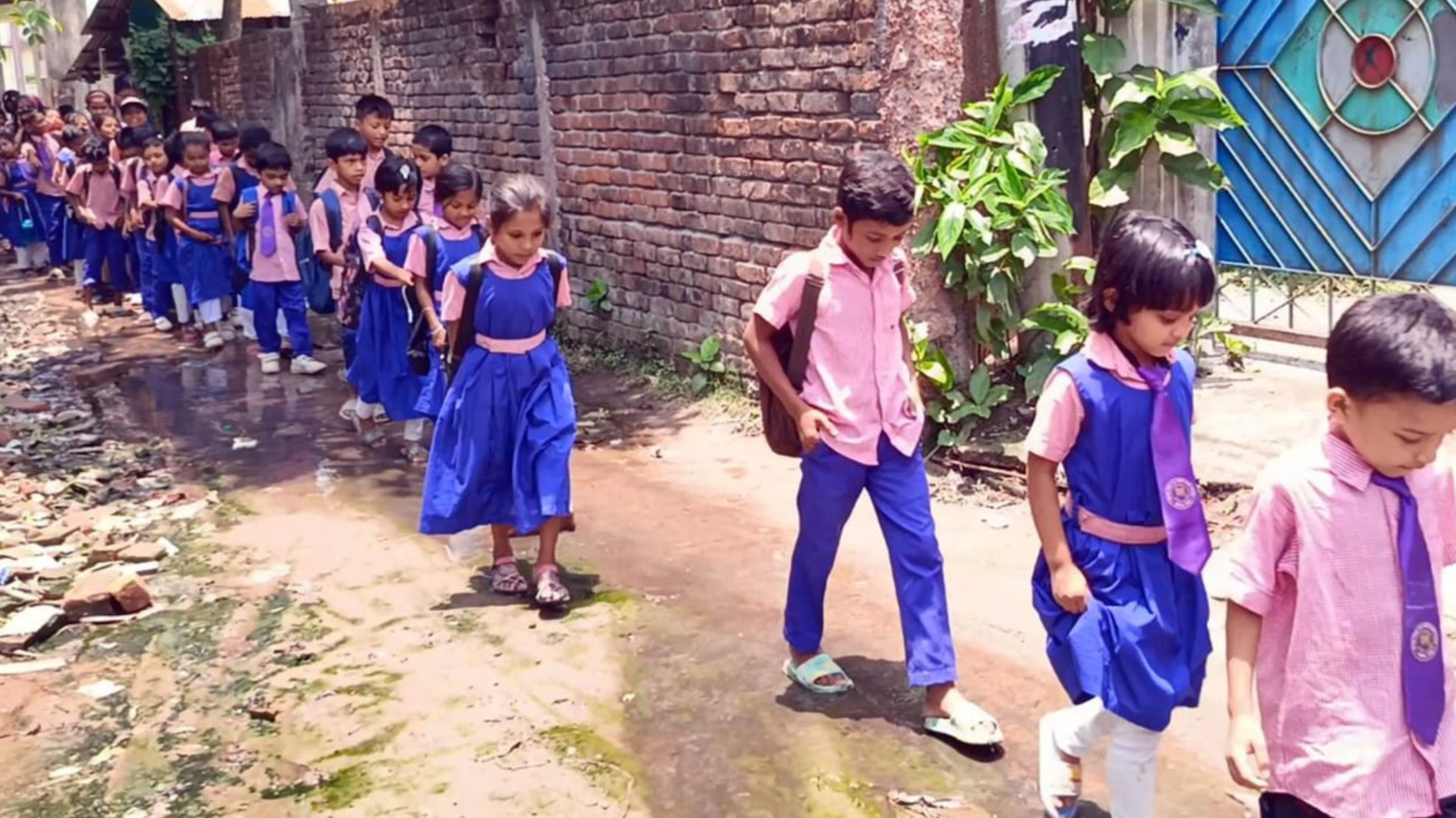 ফরিদগঞ্জে দুর্গন্ধযুক্ত ময়লা পানির সড়ক পেরিয়ে যে স্কুলে নিত্য যায় শিক্ষার্থীরা-