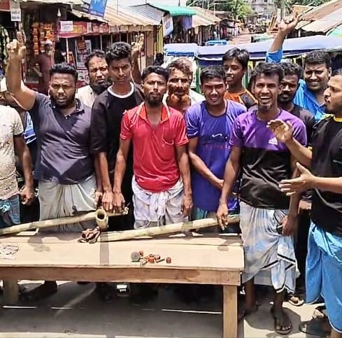 সড়ক সংস্কারের দাবিতে উত্তাল পুরানবাজারের লোহারপুল-দোকানঘর এলাকা