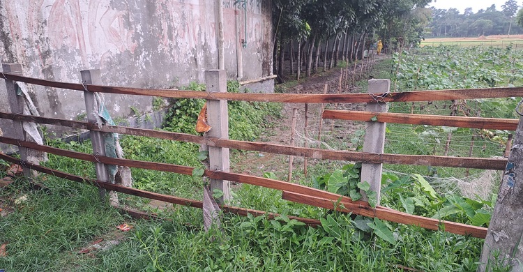 যাতায়াতের পথ বন্ধ করে দিলো প্রভাবশালী।। আদালতে মামলা