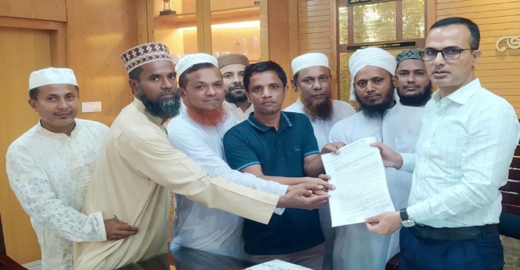 বেতন-ভাতা পাওয়ার দাবিতে প্রধান উপদেষ্টা বরাবর চাঁদপুরে দারুল আকরাম শিক্ষকদের স্মারকলিপি প্রদান