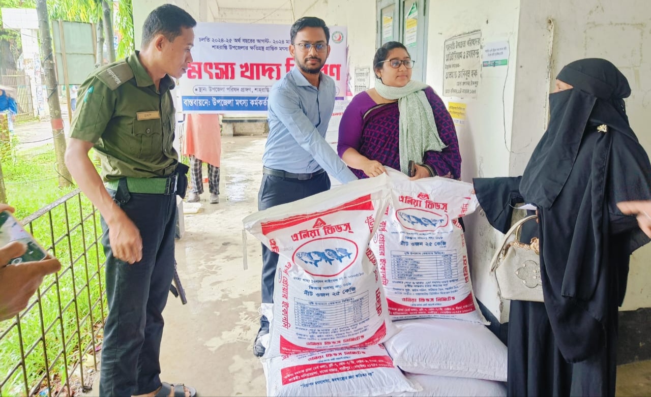 শাহরাস্তিতে বন্যায় ক্ষতিগ্রস্ত ১০০ মৎস চাষীর মাঝে মাছের খাদ্য বিতরণ