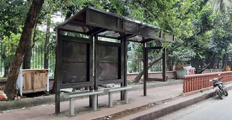 কুমিল্লায় ফৌজদারি আম গাছতলায় যাত্রী ছাউনির অভাবে চরম দুর্ভোগে এলাকাবাসী