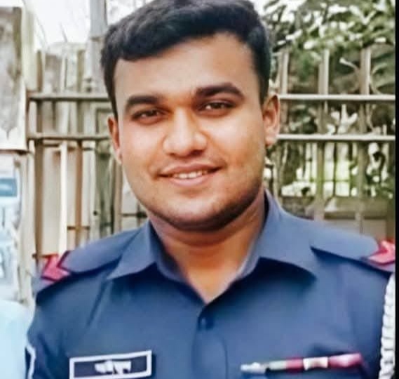 মেঘনায় ট্রলার ডুবি : ২দিন পরও খোঁজ মেলেনি পুলিশ সদস্য সাইফুলের, অপেক্ষায় স্বজনেরা