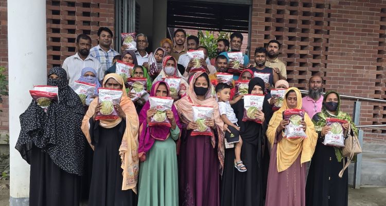 মতলবে বিনামূল্যে আমন ধানের বীজ বিতরণ করেছে ব্র্যাক