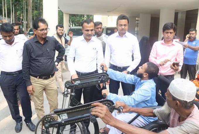 প্রতিবন্ধীদের জীবন সহজ করতে বিভিন্ন উপকরণ বিতরণ