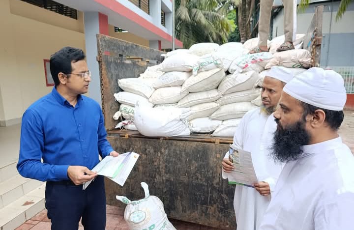 কোরবানির চামড়ার জন্যে বিনামূল্যে লবণ বিতরণ