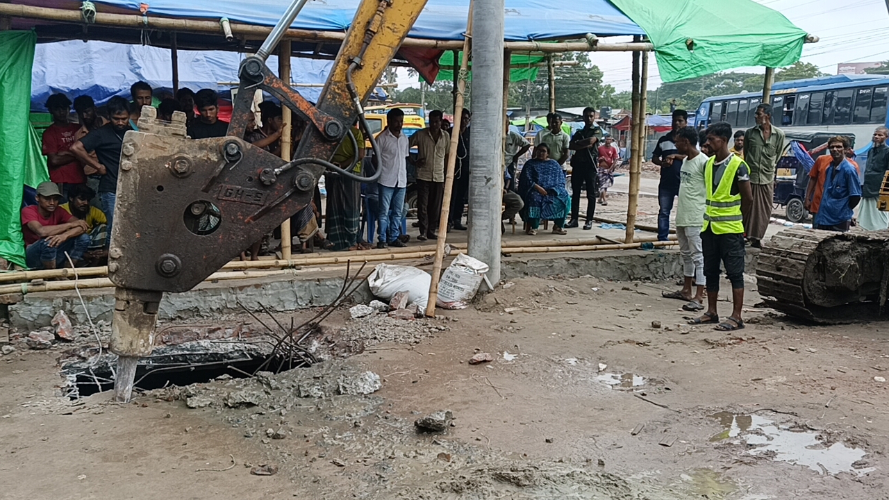 শাহরাস্তি পৌর এলাকার জলাবদ্ধতা নিরসনে বাধা হচ্ছে দখলদাররা