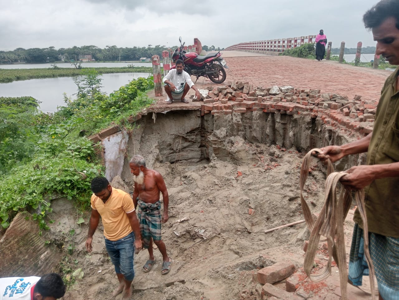 গাজীপুর-ধানুয়া সেতুর সংযোগ সড়কের ভাঙ্গন স্থানে মেরামত চলছে