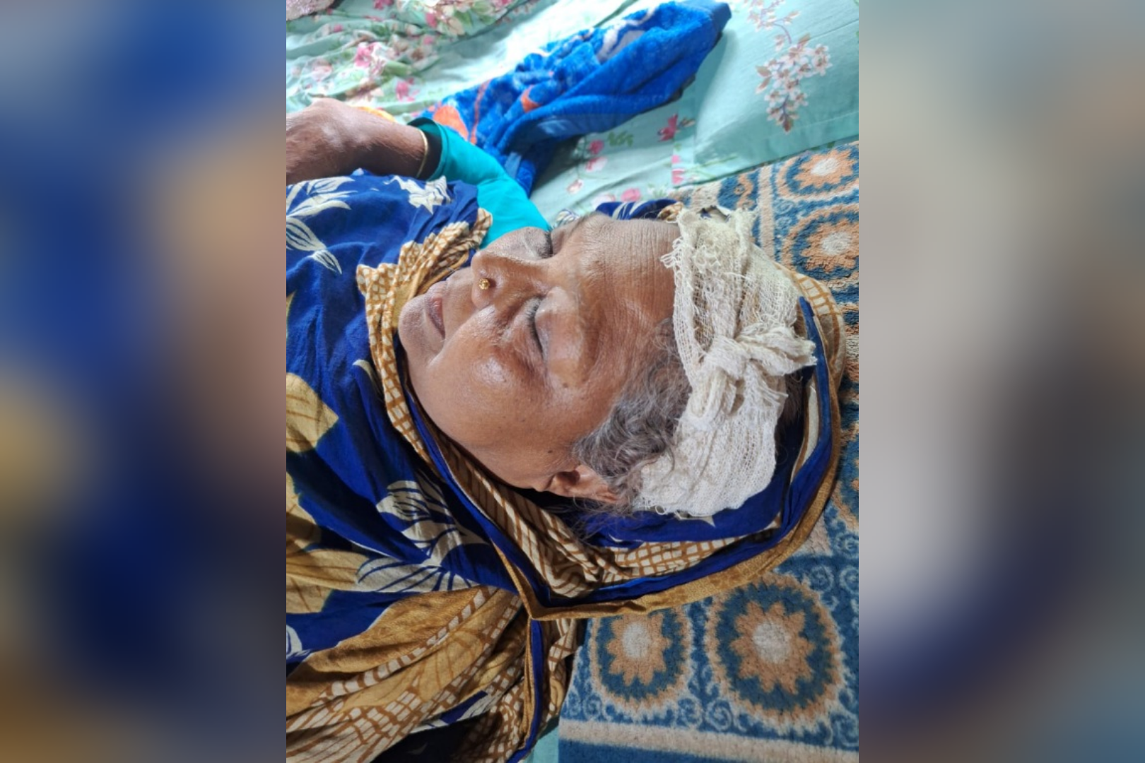 হাজীগঞ্জে নারীর দায়ের কোপে নারী আহত