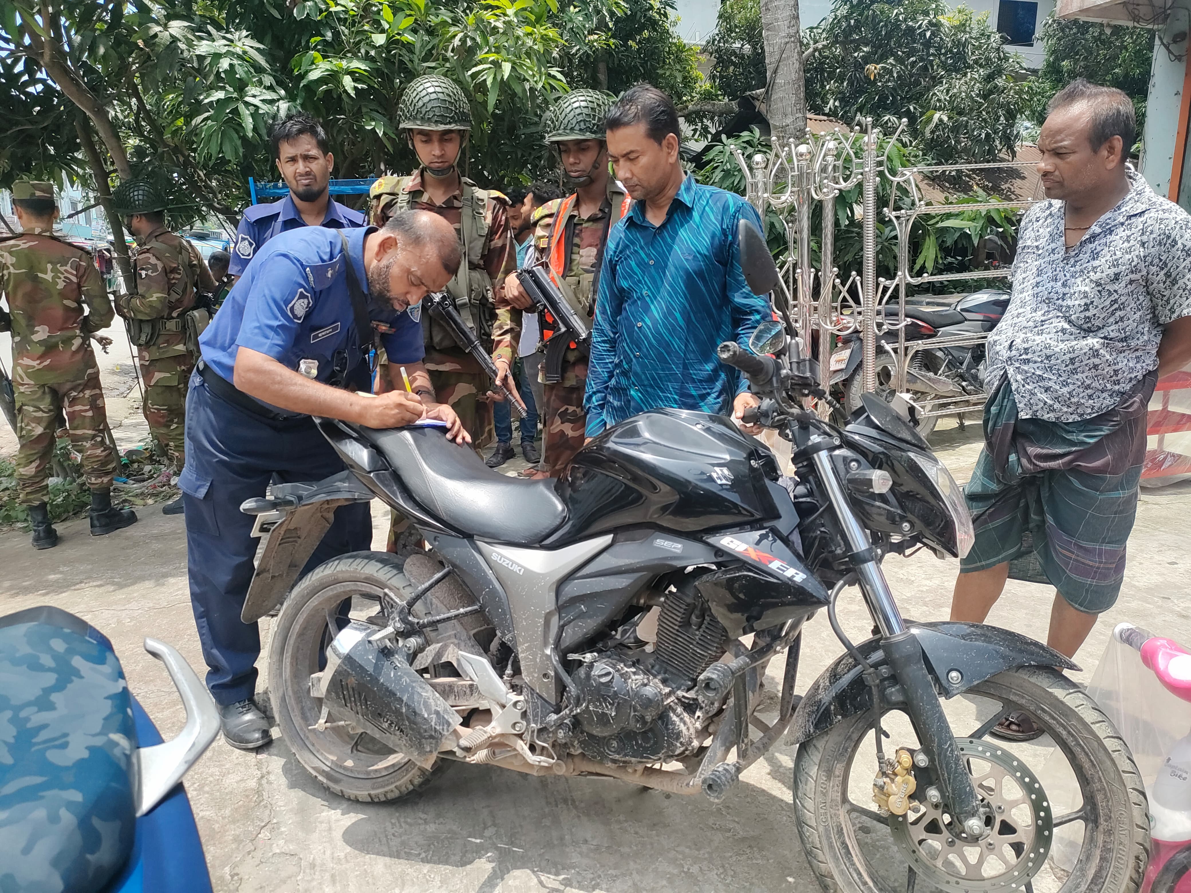 ফরিদগঞ্জে সড়কে যৌথ বাহিনীর তল্লাশি অভিযান
