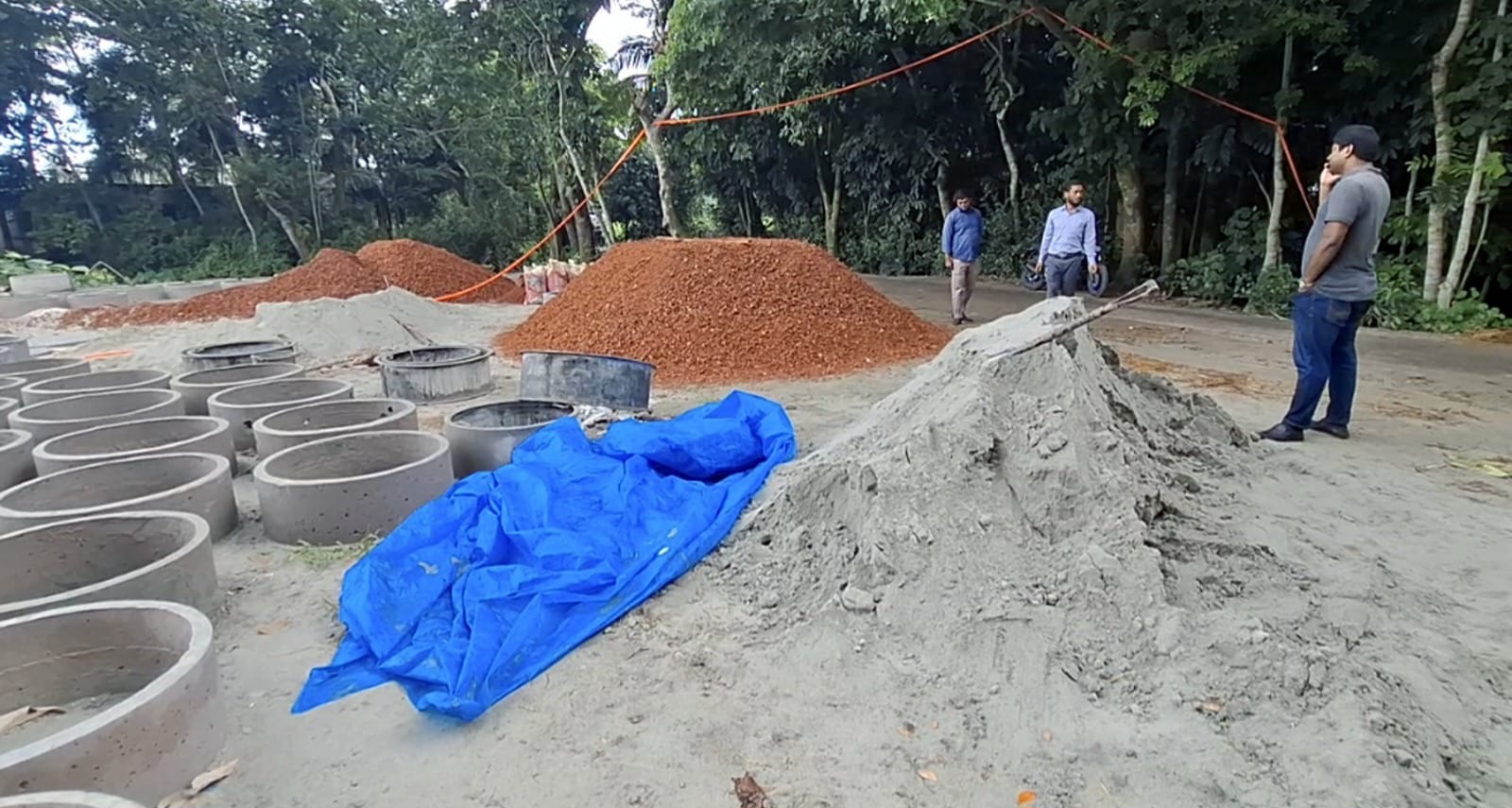 বিশ্বব্যাংকের অর্থায়নে টুইন পিট ল্যাট্রিন সামগ্রী নির্মাণ তদারকিতে জনস্বাস্থ্য প্রকৌশল বিভাগ ও বিশ্বব্যাংক প্রতিনিধি