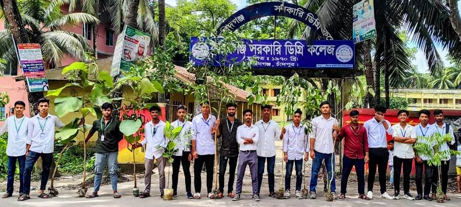 ফরিদগঞ্জ সরকারি কলেজে ফল ও ঔষধি গাছ রোপণ করলো ছাত্রদল