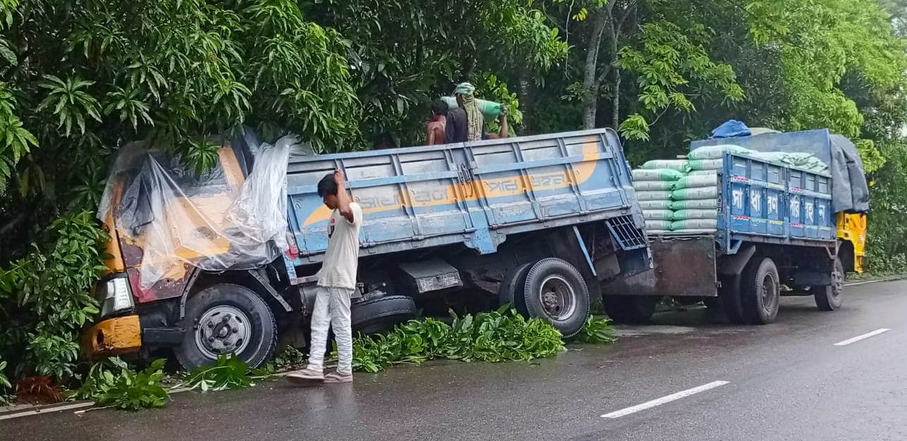বৃষ্টিতে সড়ক ভিজে গেলে বিপদ বাড়ে