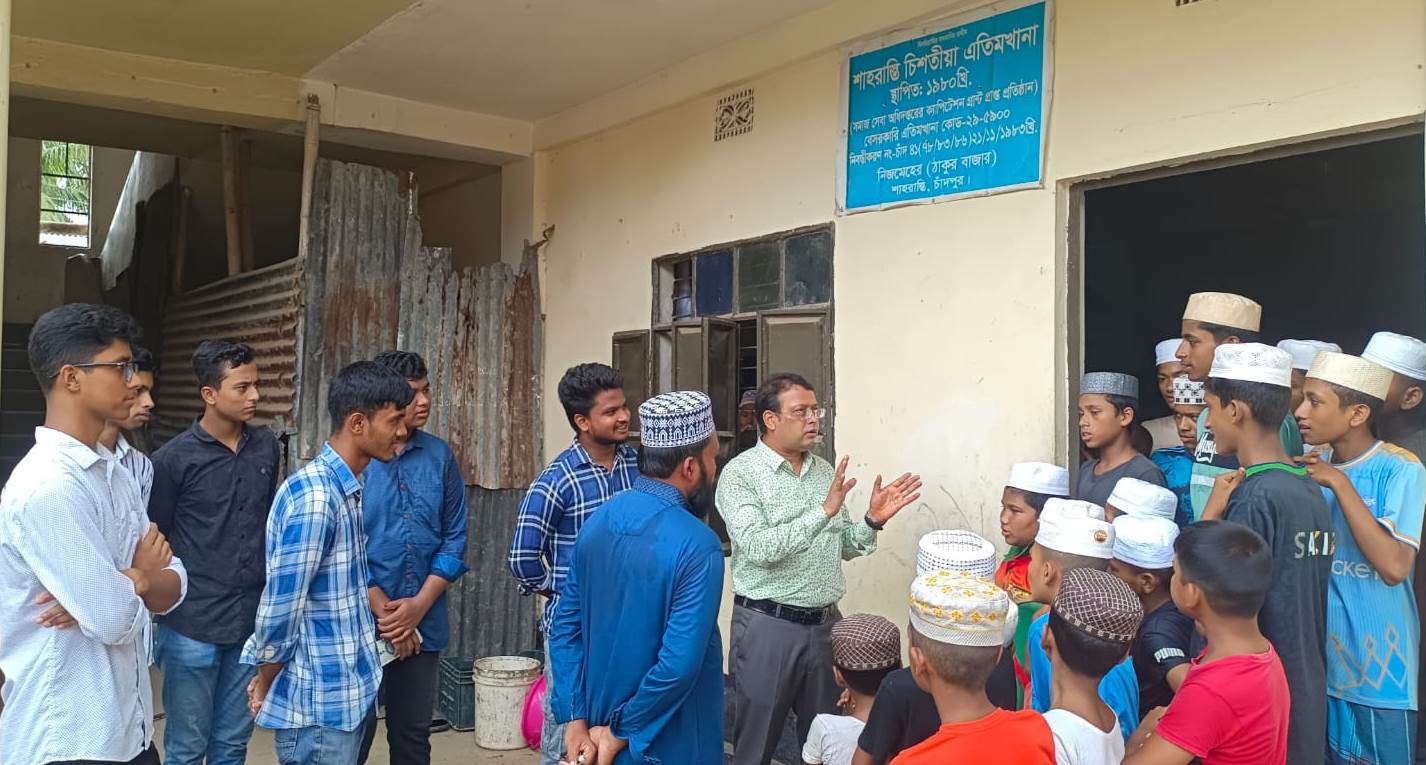শাহরাস্তি চিশতিয়া এতিমখানার শিশুদের সাথে সাংবাদিক হৃদয়ের শুভেচ্ছা বিনিময়