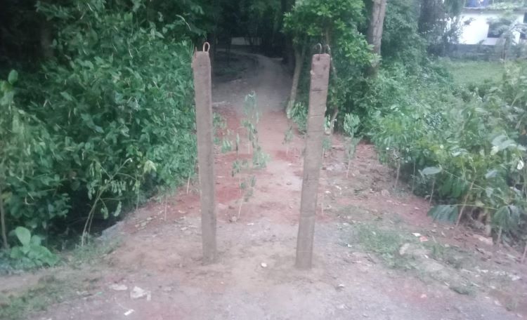 বাগাদীর চাঁদপুর গ্রামে রাস্তা বন্ধ করে দেয়ায় এলাকাবাসীর মাঝে ক্ষোভ