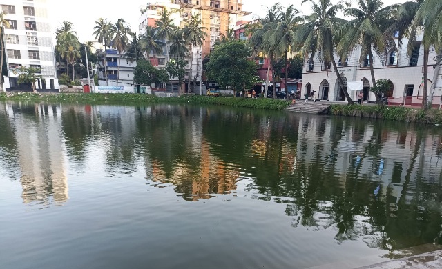 চাঁদপুর শহরে হারিয়ে যাচ্ছে পুকুরের ঐতিহ্য, প্রাণ খুলে গোসলে নেই স্বস্তি