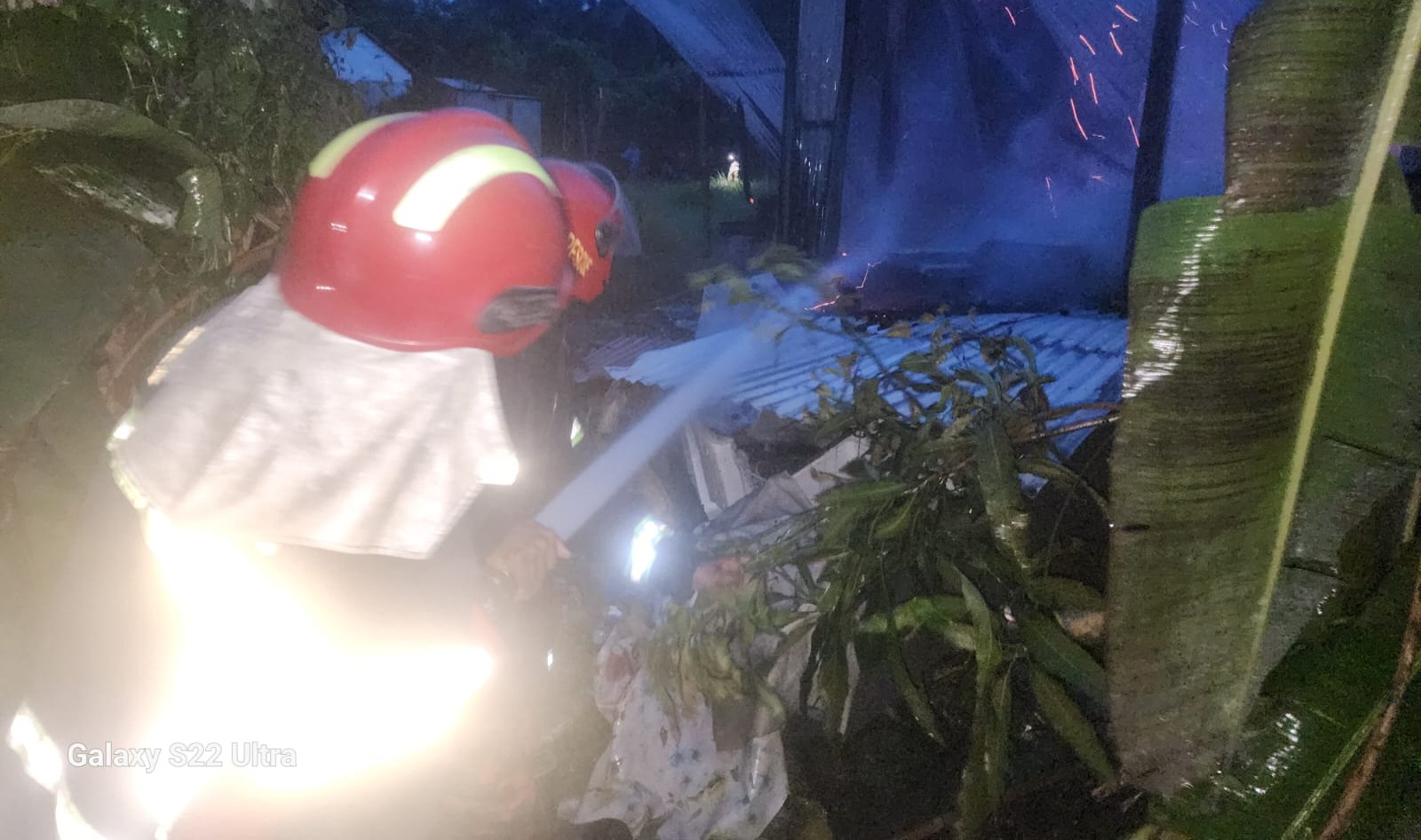 স্ত্রীর ওপর রাগ করে নিজ বাড়িতে আগুন দিলেন নেশাগ্রস্ত স্বামী