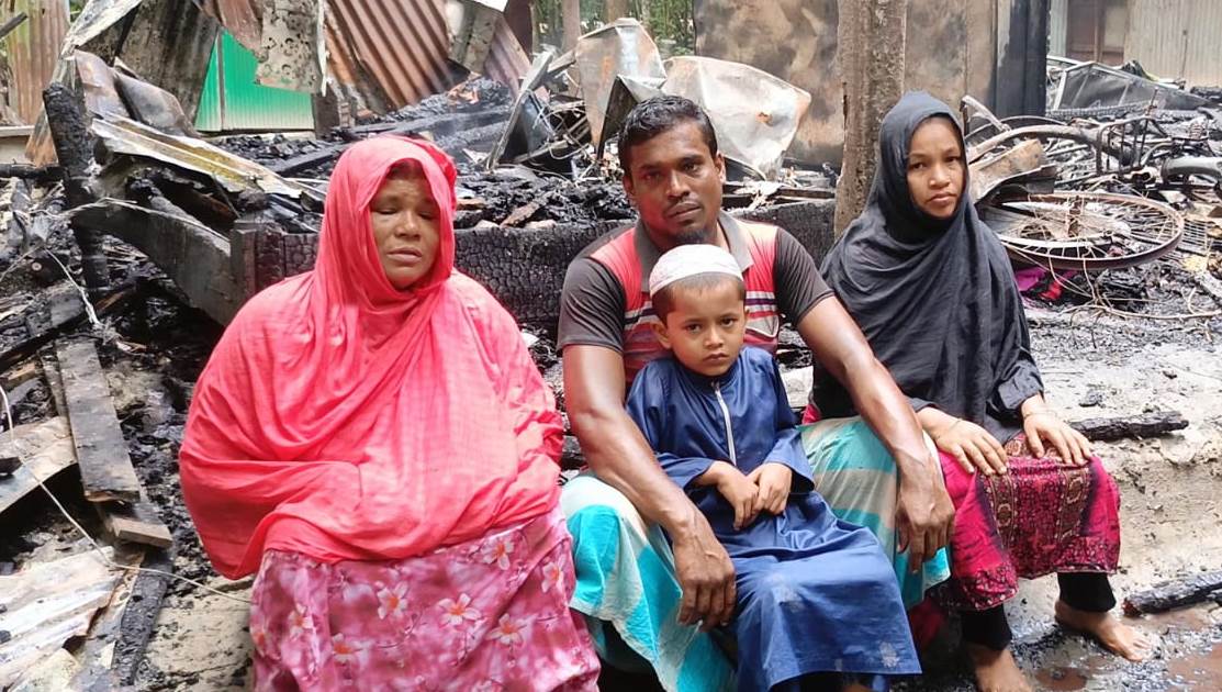 বসতঘর হারিয়ে খোলা আকাশের নিচে দিনমজুরের পরিবার