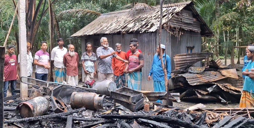 ফরিদগঞ্জের মিরপুরে আগুনের নিঃস্ব আইয়ুব মোল্লার পাশে দাঁড়ালেন এলাকাবাসী