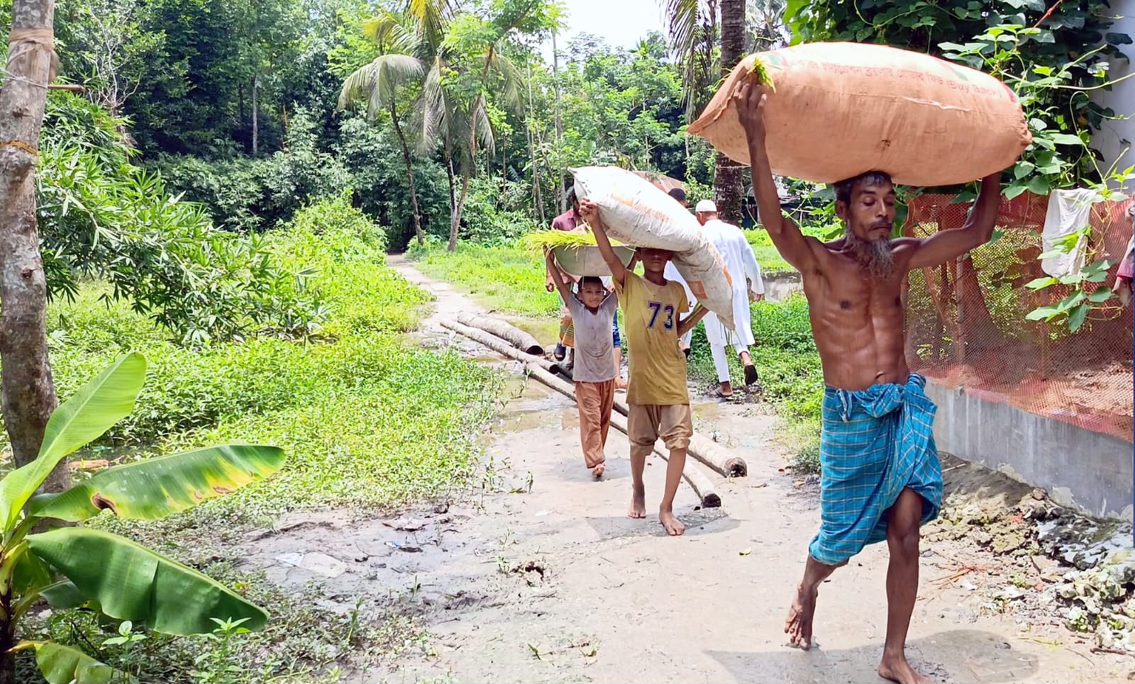 দুর্ভোগ হ্রাসে পাকা নয়, সলিং রাস্তার দাবি জনগণের