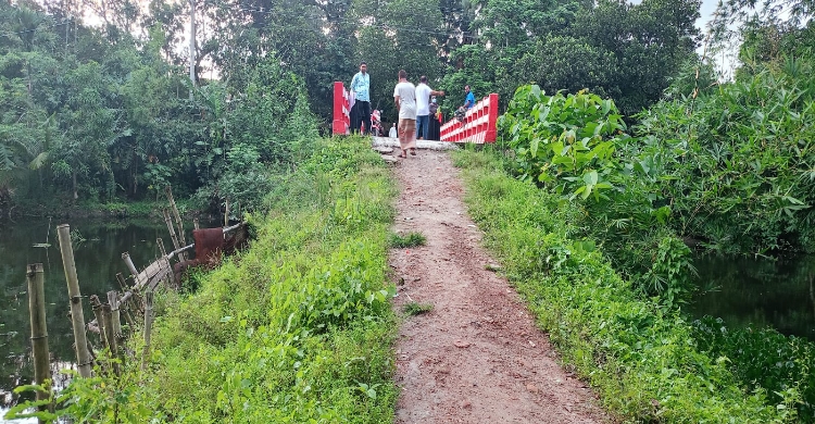 বালিথুবায় কোটি টাকার ব্রিজের অ্যাপ্রোচ সড়ক না করেই বিল নিয়ে উধাও ঠিকাদার!