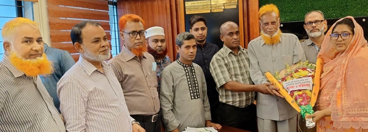 চিতোষী ডিগ্রি কলেজ গভর্নিং বডির সভাপতিকে ফুল দিয়ে বরণ