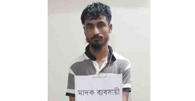 শাহরাস্তিতে যৌথবাহিনীর অভিযানে তালিকাভুক্ত মাদক ব্যবসায়ী আটক