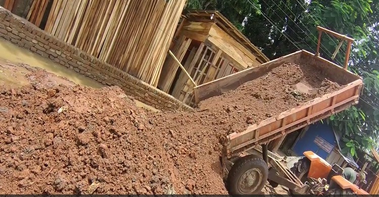 ফরিদগঞ্জ পৌর এলাকার একটি সড়ক নির্মাণে নানা প্রশ্ন