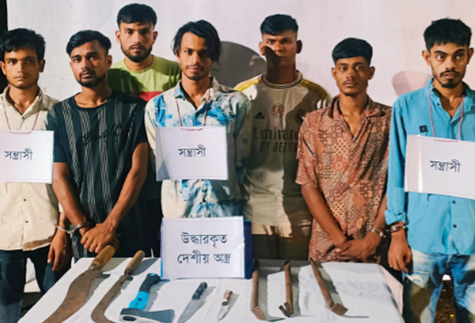 হাজীগঞ্জে ৬ কিশোর গ্যাংসহ গ্রেপ্তার ১৩।। দেশীয় অস্ত্র উদ্ধার
