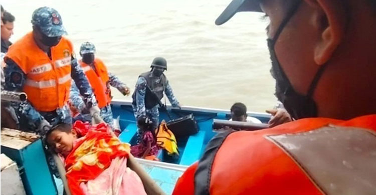 যাত্রীবাহী লঞ্চে গুরুতর অসুস্থ বালককে কোস্টগার্ডের চিকিৎসা সহায়তা প্রদান