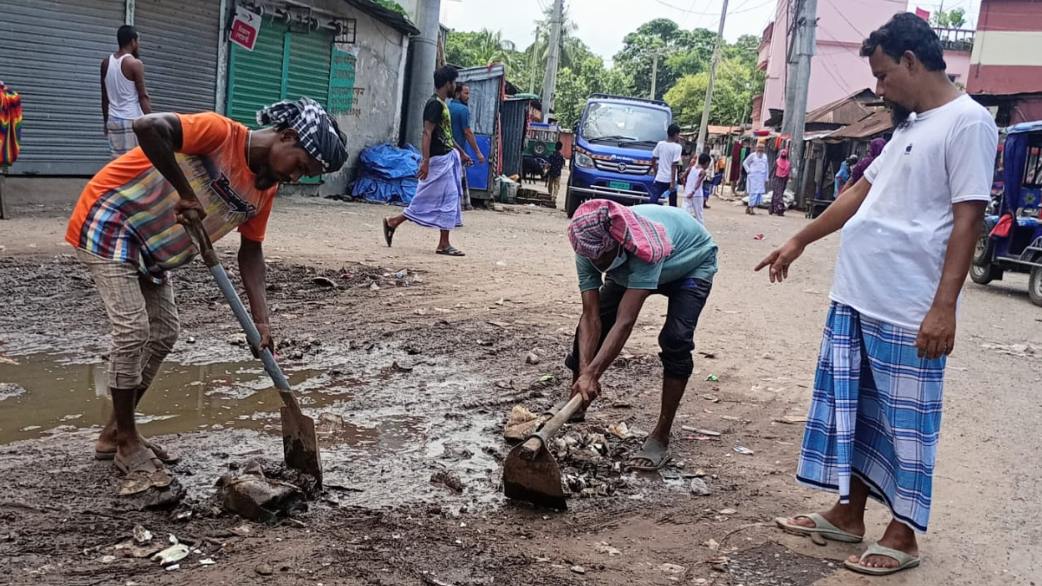 ডাস্টবিন না থাকার পরও পরিচ্ছন্নতা কর্মীদের তৎপরতায় আর্বজনা অপসারণ