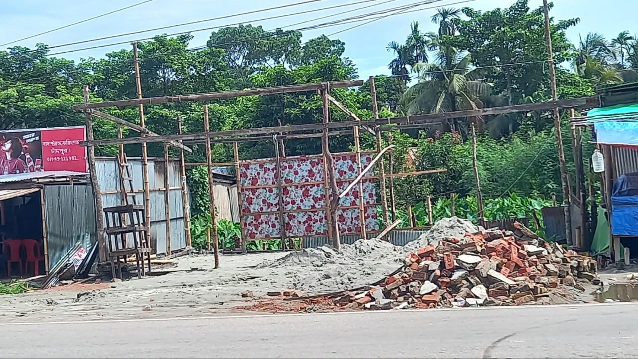 ফরিদগঞ্জ বাস স্ট্যান্ডে সওজ'র জায়গা দখল-পুনর্দখলের খেলা