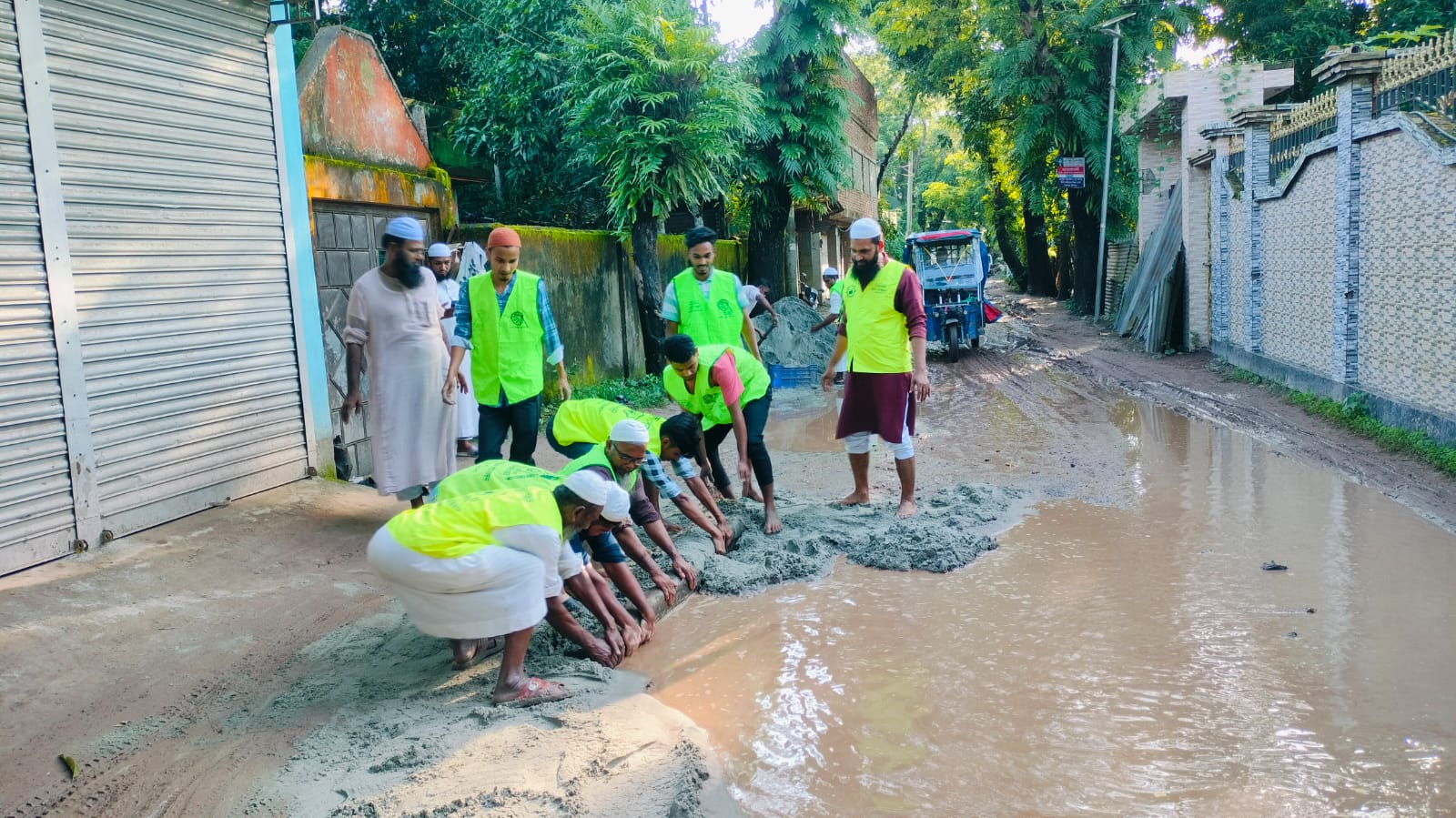 হাইমচরে ইসলামী আন্দোলনের  সড়ক মেরামত