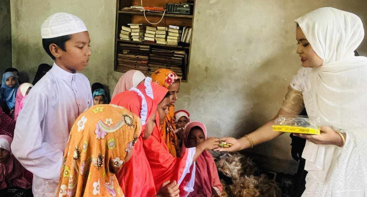 মাদ্রাসা শিক্ষার্থীদের মাঝে বিজয়ীর শিক্ষা উপকরণ বিতরণ