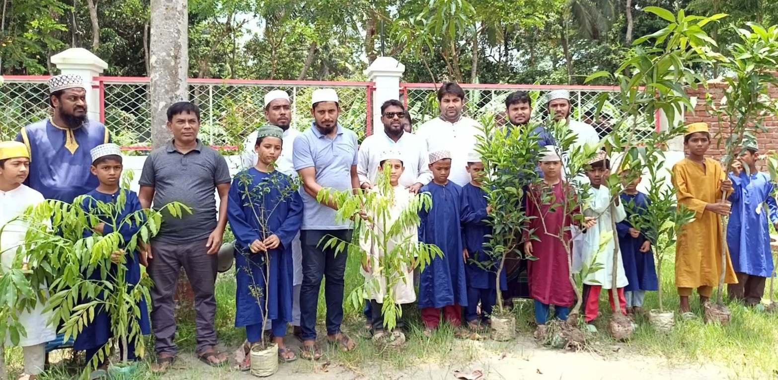 গোবিন্দপুর মানবকল্যাণ ফাউন্ডেশনর তিনশ’ গাছের চারা বিতরণ