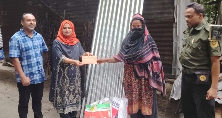 রূপসায় অসহায় পরিবারের পাশে ইউএনও