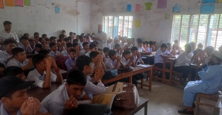মাইলস্টোন স্কুল এন্ড কলেজে বিমান দুর্ঘটনায় গণি মডেল উচ্চ বিদ্যালয়ে দোয়া