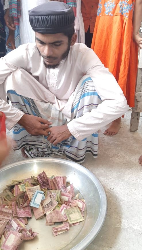 দানবাক্সের টাকা নিয়ে পালাতে গিয়ে ধরা পড়লো চোর