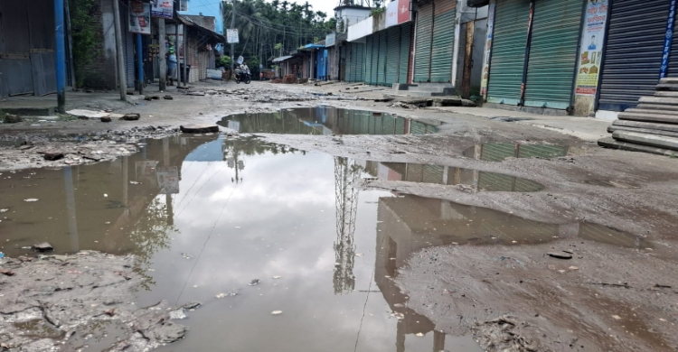 ১ কোটি ১৫ লাখ টাকার প্রকল্পে ঠিকাদারের গাফিলতি, স্থানীয়দের তীব্র ক্ষোভ