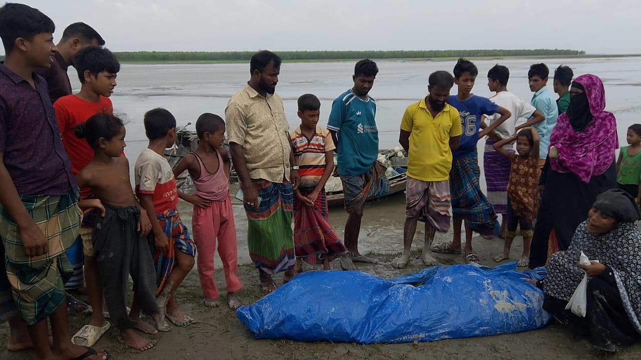 নোঙ্গর করা ট্রলারে বাল্কহেডের ধাক্কা : নিহত ২