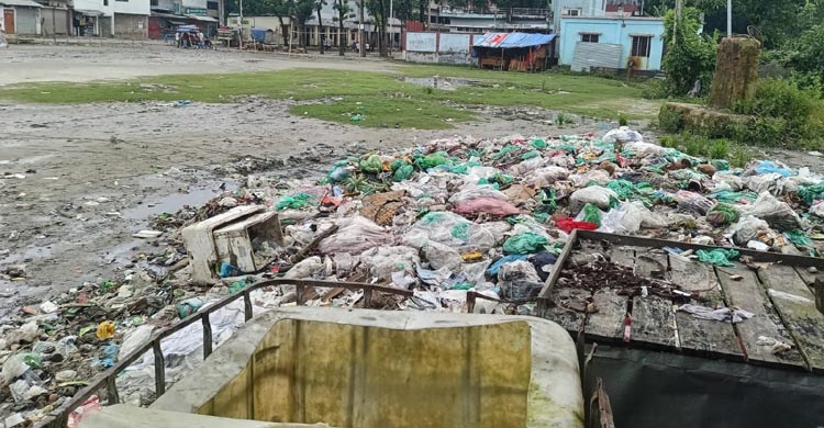 স্কুল মাঠে ময়লা ফেলা হচ্ছে কেন?